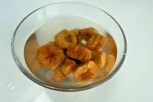 Džiovintų figų rutuliukai su riešutais ir kakava - išmirkytos figos