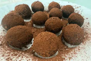 Džiovintų figų rutuliukai su riešutais ir kakava receptas