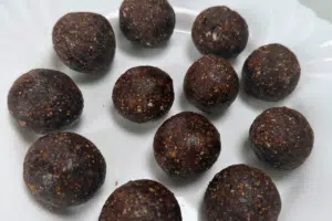 Džiovintų figų rutuliukai su riešutais ir kakava - suformuoti rutuliukai