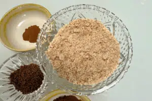 Džiovintų figų rutuliukai su riešutais ir kakava - sumalti riešutai