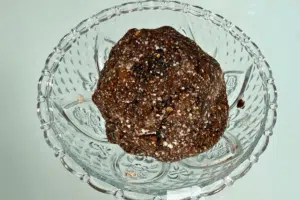 Džiovintų figų rutuliukai su riešutais ir kakava - vientisa masė