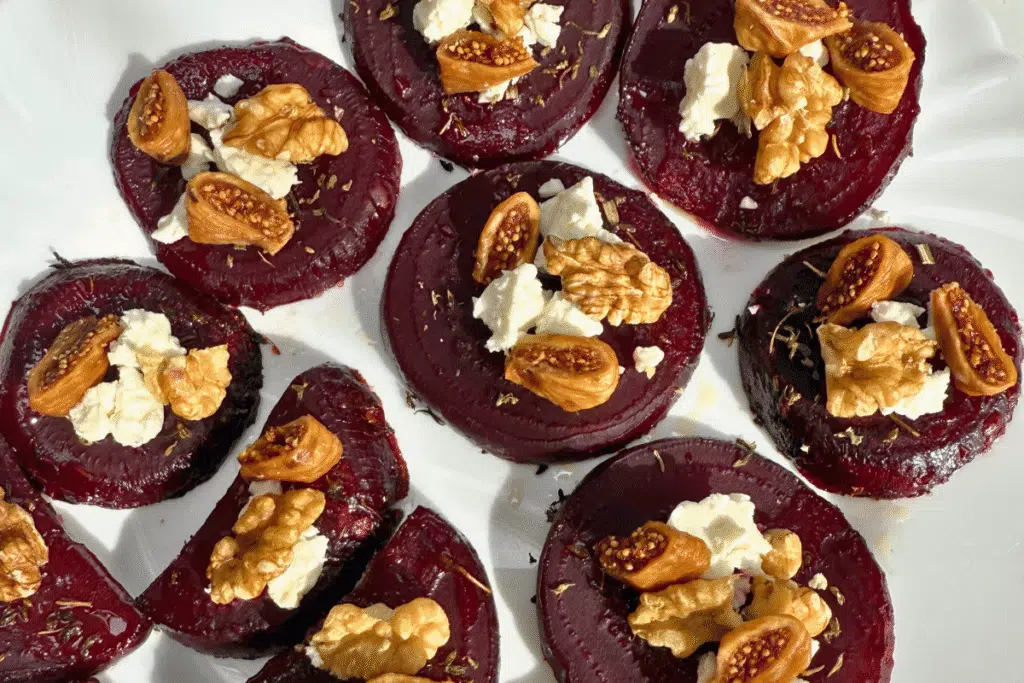 Orkaitėje kepti burokėliai su feta, graikiniais riešutais, figomis ir balzaminiu actu receptas