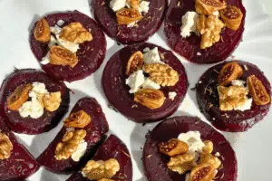 Orkaitėje kepti burokėliai su feta, graikiniais riešutais, figomis ir balzaminiu actu receptas