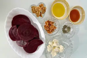 Orkaitėje kepti burokėliai su feta, graikiniais riešutais, figomis ir balzaminiu actu receptas ingredientai