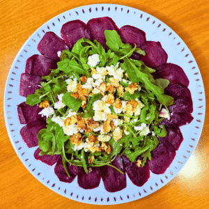 Burokėlių carpaccio salotos su rukola, feta ir balzaminiu actu receptas