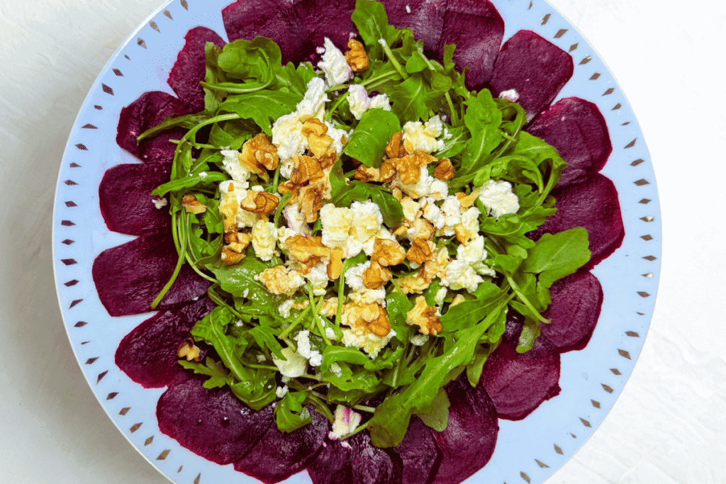 Burokėlių carpaccio salotos su rukola, feta ir balzaminiu actu receptas video Burokėlių carpaccio salotos su rukola, feta ir balzaminiu actu receptas + video