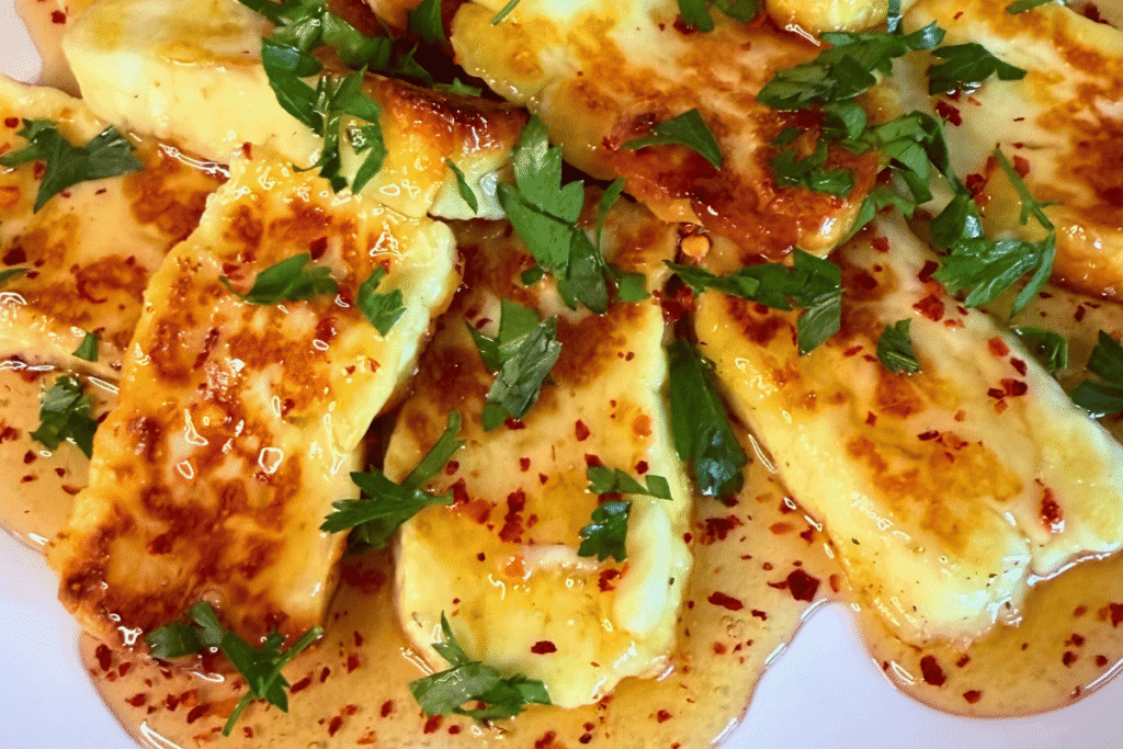 Halloumi sūris keptas alyvuogių aliejuje su medumi ir čili dribsniais receptas + video