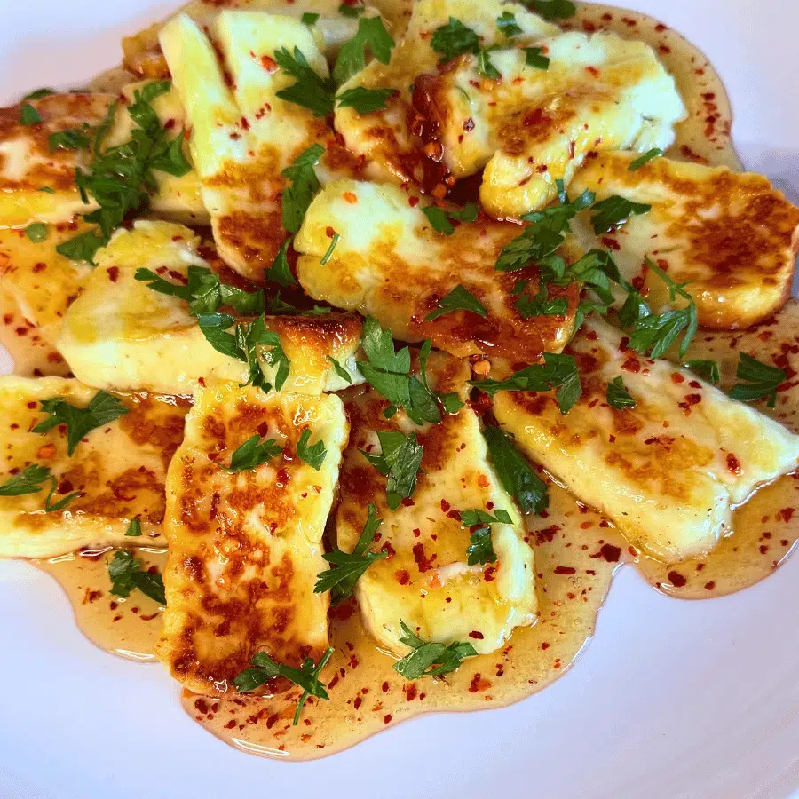 Halloumi sūris keptas alyvuogių aliejuje su medumi ir čili dribsniais receptas