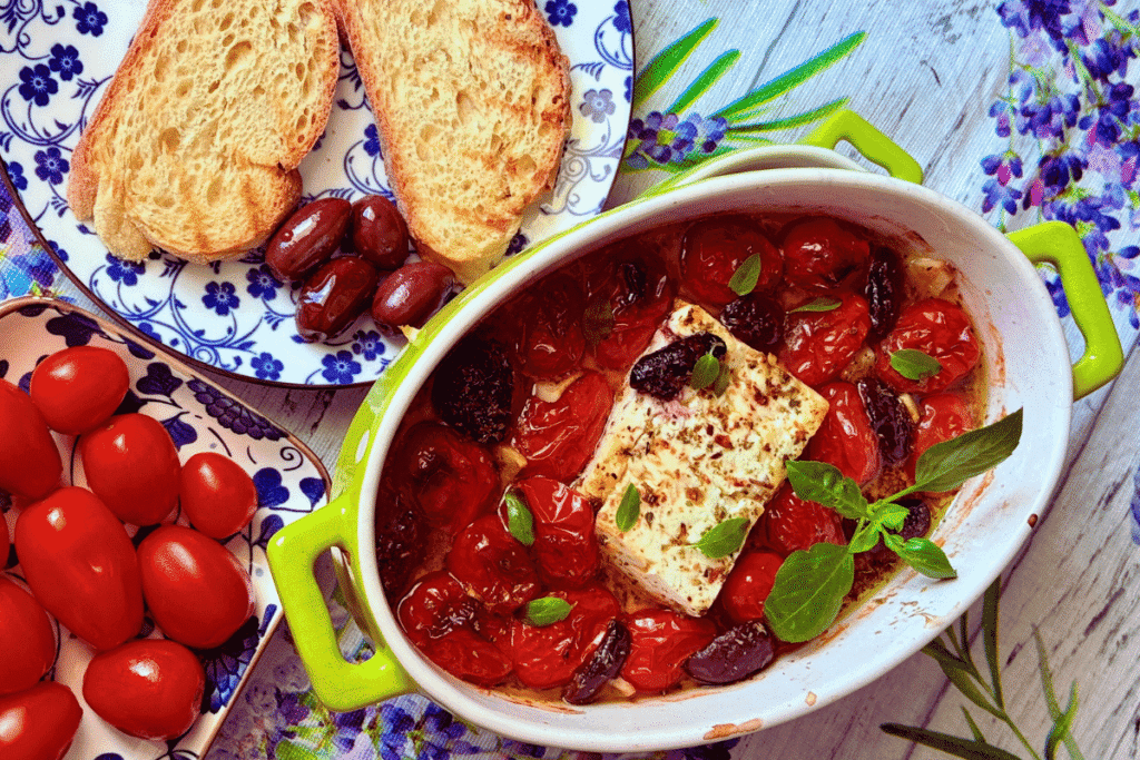 Kepta Feta su Pomidorais, Kalamata Alyvuogėmis ir Alyvuogių Aliejumi Receptas + Video