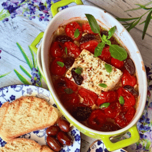 Kepta feta su pomidorais, Kalamata alyvuogėmis ir alyvuogių aliejumi patiekimas