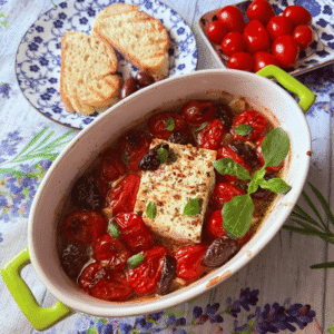 Kepta feta su pomidorais, Kalamata alyvuogėmis ir alyvuogių aliejumi