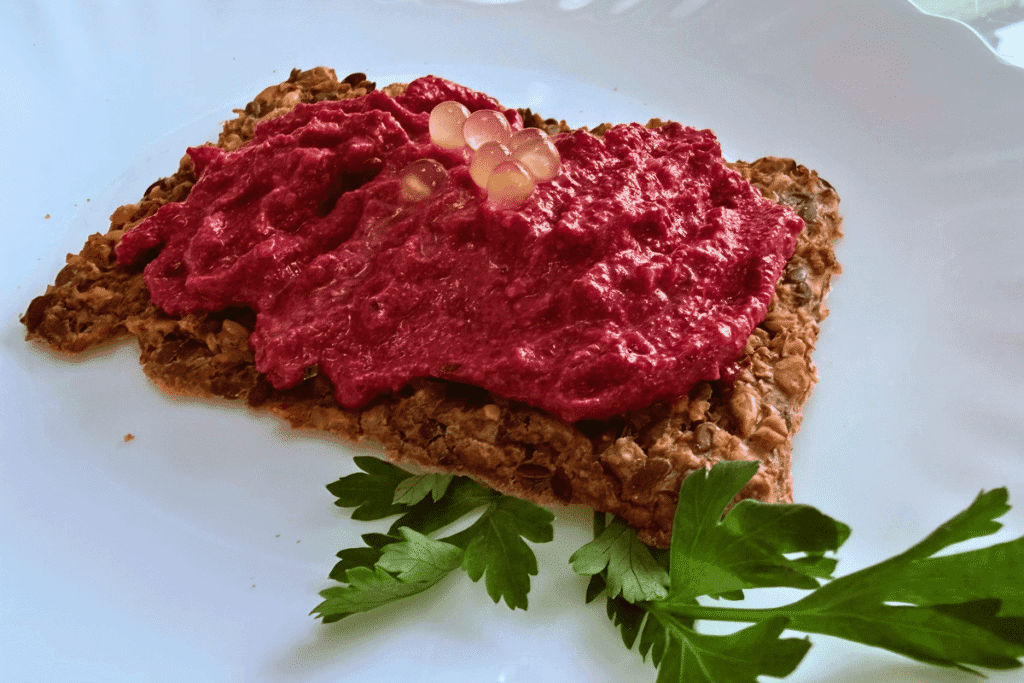 Burokėlių ir feta užtepėlė su kaparėliais ir citrinų perlais receptas ft