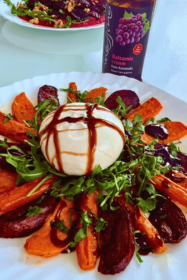 Keptų daržovių salotos su burrata ir balzaminiu kremu