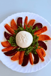 sukomponuok dazroves ir burrata su rukola