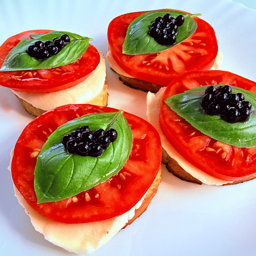 Bruschetta su mocarela ir pomidorais – greitas užkandis