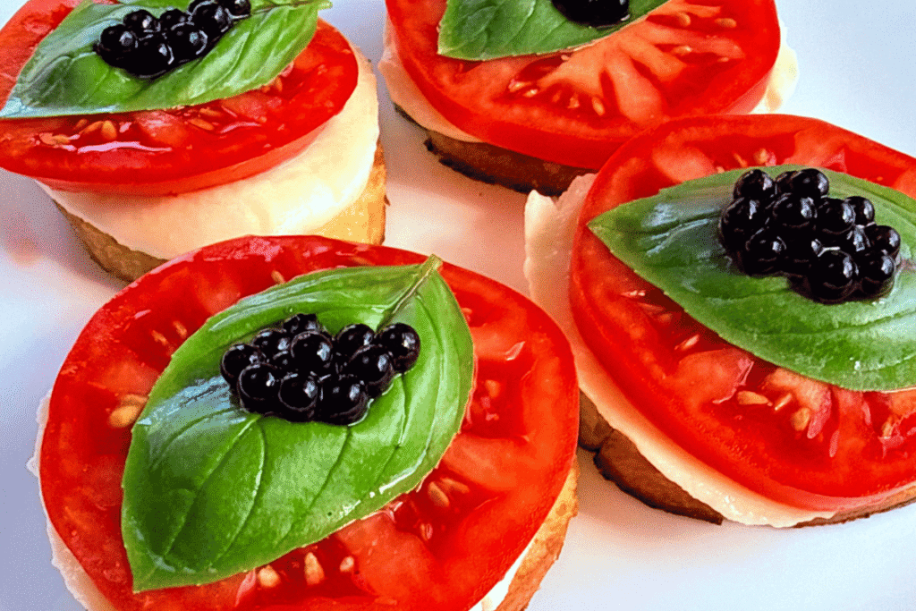 Bruschetta su mocarela ir pomidorais – greitas užkandis